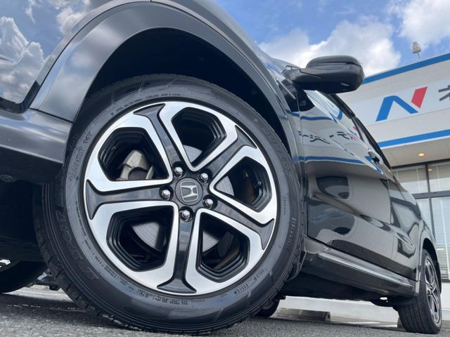 【純正17インチアルミホイール】外観にマッチした純正アルミホイールを装着しております。各種社外アルミホイールや、スタッドレスタイヤも取扱いしております。是非ご相談ください♪