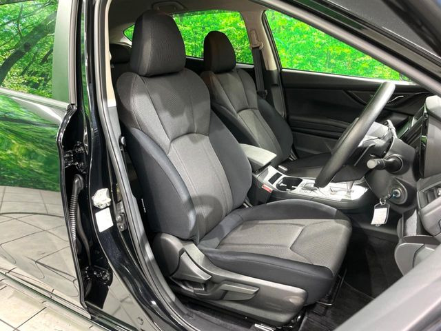 後部座席も気になるようなキズ・汚れやへたり等、大きなダメージはなく、良好な状態です。