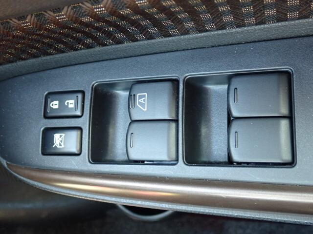 窓の開閉は電動(パワーウィンド)になりますので、便利ですよね。