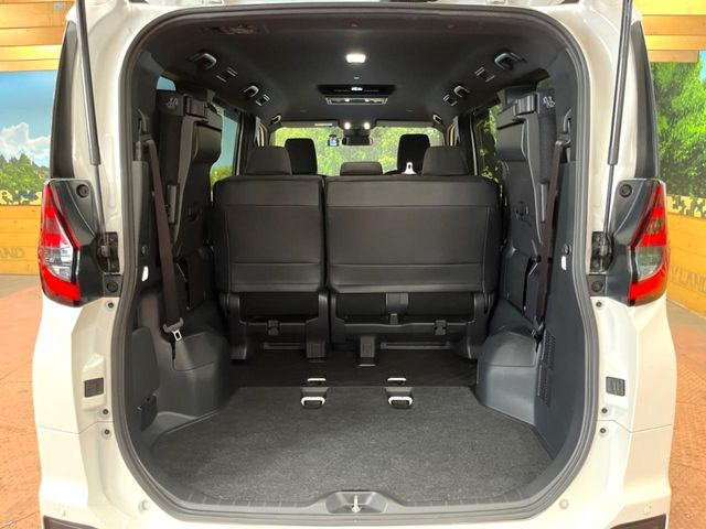 普段のお買い物や通勤、送迎等に十分な荷室スペースを確保しております。セカンドシートを倒すと、大きな荷物の積載も可能です♪