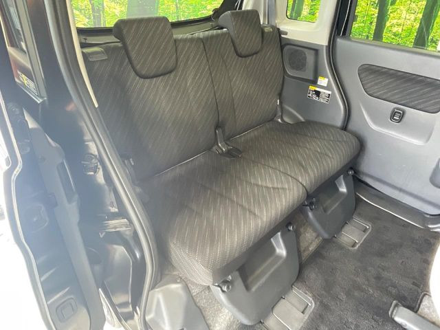 後部座席も気になるようなキズ・汚れやへたり等、大きなダメージはなく、良好な状態です。