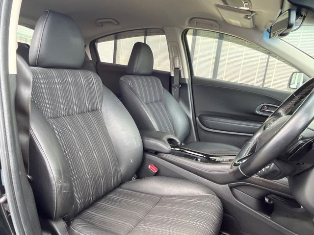 【ハーフレザーシート】高級感と座り心地を両立した人気のシート♪背面・座面のファブリック素材は、通気性の良さや滑りにくさに優れています。気温や服装に左右されず快適にお乗りいただけます。