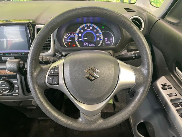 インテリアに合わせたデザインのステアリングは、運転される方のことも考え、運転しやすい形状、大きさです。是非一度、実際に触ってお確かめください。