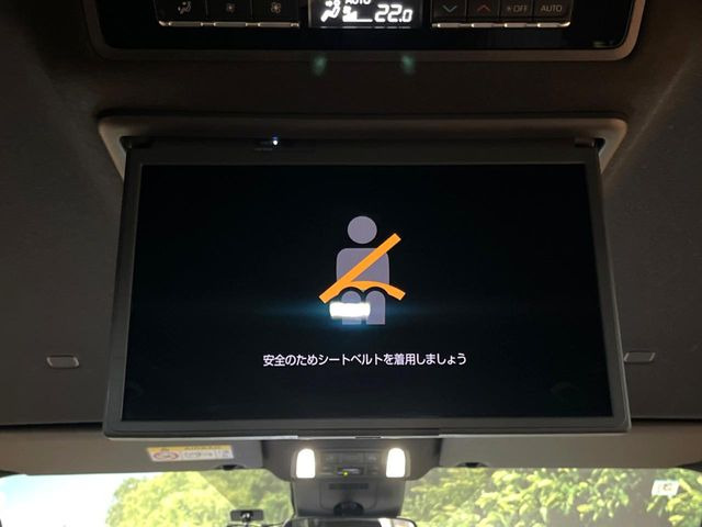 【14型有機ELフリップダウン】三列目からでも迫力のエンタメが観れる大画面フリップダウン。有機ELのモニターでは、一般的なフリップダウンよりも高コントラストでキレイな映像を楽しめます。