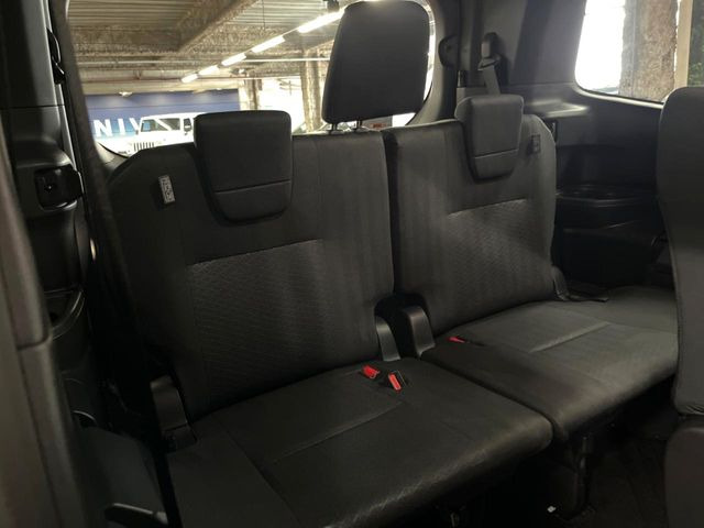3列目シートはもちろん状態良好☆大人でもゆったりと座って頂けますので、大人数でのお出かけもラクラクです♪ご家族で、気の知れた仲間で、ドライブに行くのが楽しみですね♪