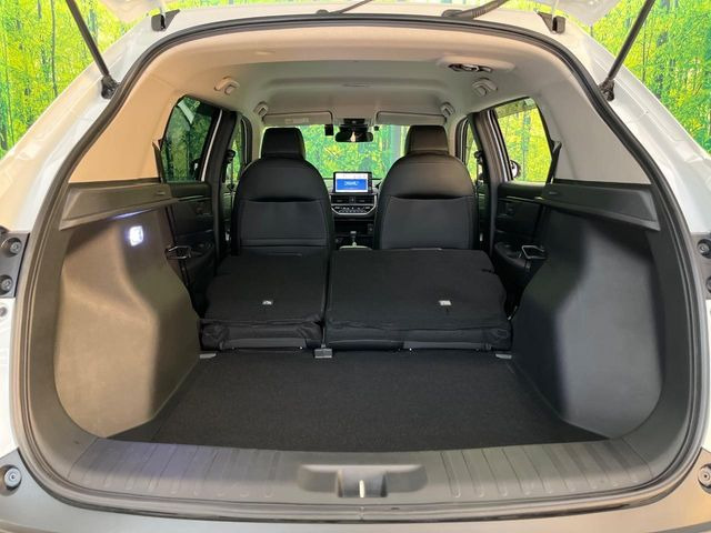 ���i�̂���������ʋ΁A���}���ɏ\���ȉ׎��X�y�[�X���m�ۂ��Ă���܂��B�Z�J���h�V�[�g��|���ƁA�傫�ȉו��̐ύڂ��\�ł���