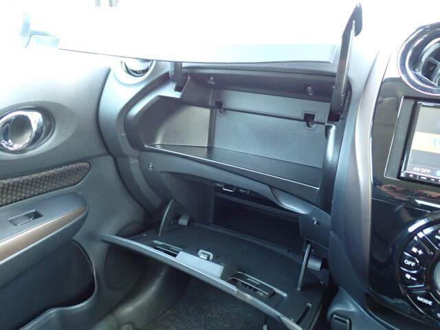 収納たっぷりグローブボックス。