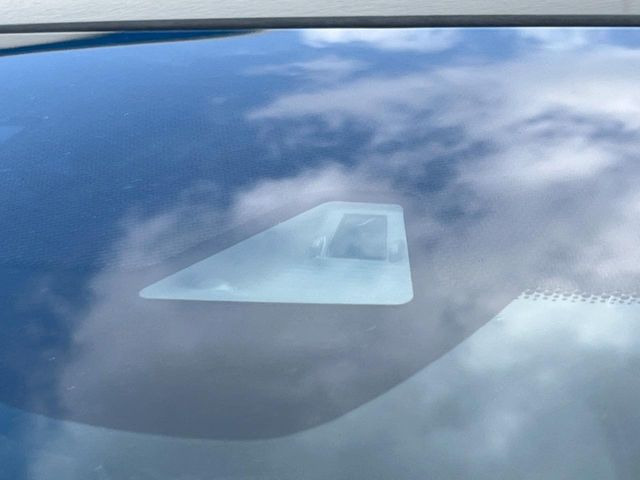 【ホンダセンシング】走行中に前方の車両等を認識し、衝突しそうな時は警報とブレーキで衝突回避と被害軽減をアシスト。より安全にドライブをお楽しみいただけます。