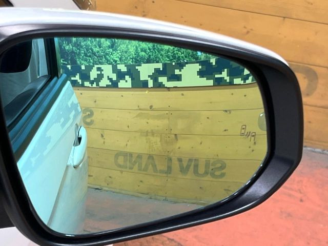 【ブラインドスポットモニター】走行中、ドアミラーの死角になりやすい箇所に後続車が接近するとサイドミラーのレンズに警告を表示!ドライバーに注意喚起をしてくれます。