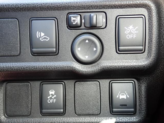 電動格納式ドアミラー装備。横滑防止機能、衝突回避軽減ブレーキ付きで、より安全にドライブをお楽しみいただけます♪