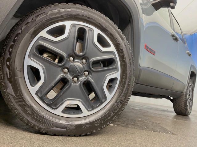 ●純正17インチアルミホイール:輸入車ならではの卓越した走りを支えるホイールと足回りです!日本車の走りに慣れている方にもぜひ体感して頂きたいほど、高いレベルでまとまっています!