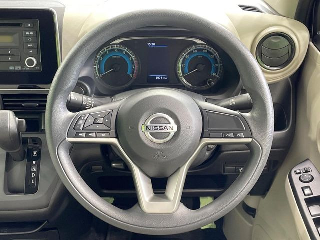 �C���e���A�ɍ��킹���f�U�C���̃X�e�A�����O�́A�^�]�������̂��Ƃ��l���A�^�]���₷���`��A�傫���ł��B�����x�A���ۂɐG���Ă��m���߂��������B