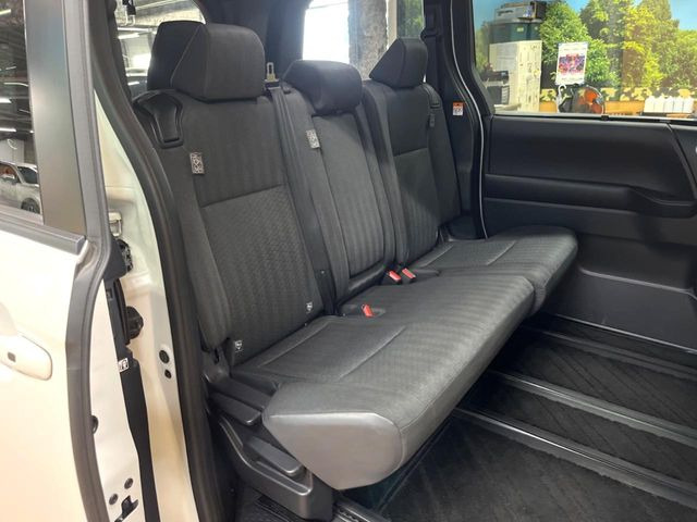 後部座席も気になるようなキズ・汚れやへたり等、大きなダメージはなく、良好な状態です。