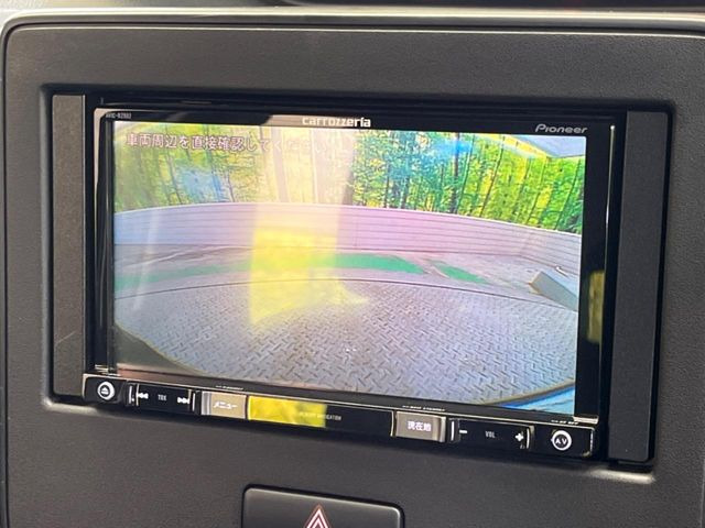 【バックカメラ】駐車時に後方がリアルタイム映像で確認できます。大型商業施設や立体駐車場での駐車時や、夜間のバック時に大活躍!運転スキルに関わらず、今や必須となった装備のひとつです!