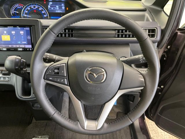 インテリアに合わせたデザインのステアリングは、運転される方のことも考え、運転しやすい形状、大きさです。是非一度、実際に触ってお確かめください。