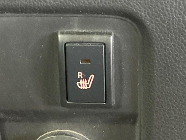 【シートヒーター】寒い日に重宝するシートヒーター!エアコンより早く温まってくれるので寒がりの人も安心ですね♪エアコンの温風は乾燥するから苦手、という方にもをおすすめです。