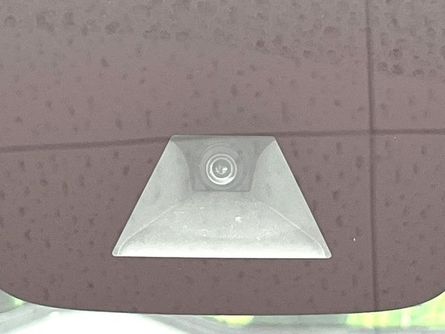 【エマージェンシーブレーキ】走行中に前方の車両等を認識し、衝突しそうな時は警報とブレーキで衝突回避と被害軽減をアシスト。より安全にドライブをお楽しみいただけます。