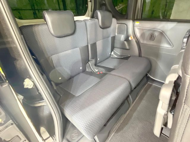 後部座席も気になるようなキズ・汚れやへたり等、大きなダメージはなく、良好な状態です。