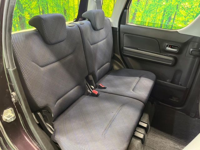 後部座席も気になるようなキズ・汚れやへたり等、大きなダメージはなく、良好な状態です。