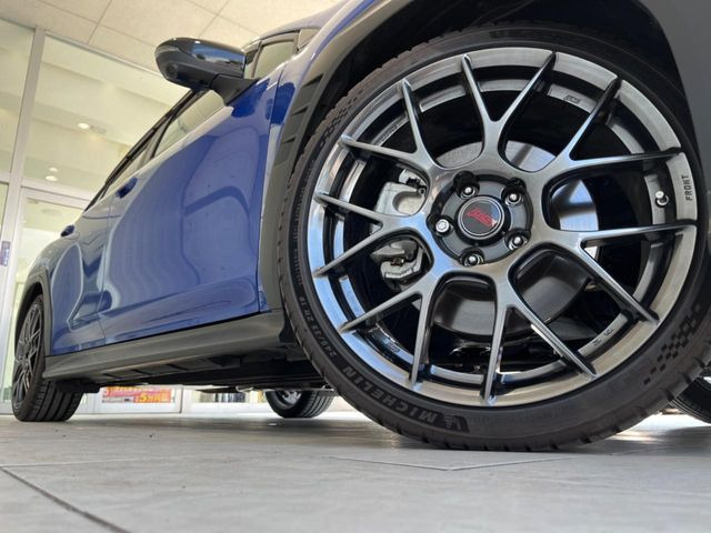 �y����18�C���`�A���~�z�C�[���z�O�ςɃ}�b�`���������A���~�z�C�[���𑕒����Ă���܂��B�e��ЊO�A���~�z�C�[����A�X�^�b�h���X�^�C�����戵�����Ă���܂��B���񂲑��k����������