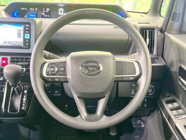 インテリアに合わせたデザインのステアリングは、運転される方のことも考え、運転しやすい形状、大きさです。是非一度、実際に触ってお確かめください。