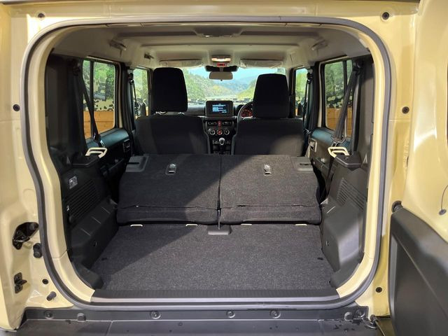 ���i�̂���������ʋ΁A���}���ɏ\���ȉ׎��X�y�[�X���m�ۂ��Ă���܂��B�Z�J���h�V�[�g��|���ƁA�傫�ȉו��̐ύڂ��\�ł���