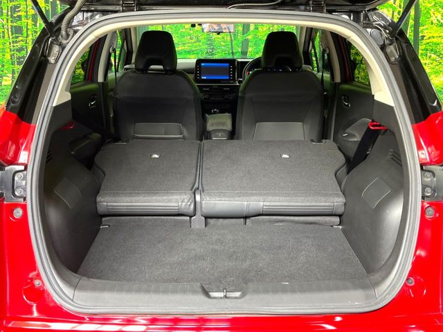 ���i�̂���������ʋ΁A���}���ɏ\���ȉ׎��X�y�[�X���m�ۂ��Ă���܂��B�Z�J���h�V�[�g��|���ƁA�傫�ȉו��̐ύڂ��\�ł���