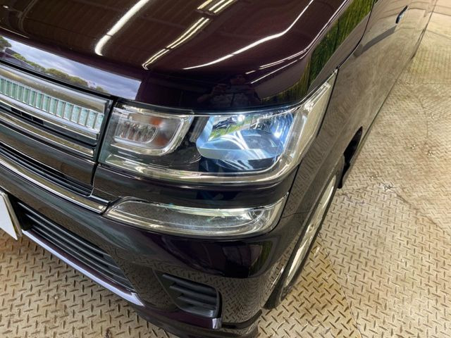 【HIDヘッドライト】非常に明るく前方を照らしてくれるので、悪天候や夜間の走行時も視界良好で安心してお乗りいただけます。