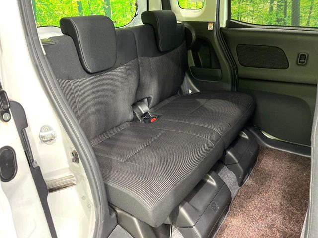 広々とした2列目シートは居住性が高く、居心地も快適!友達や家族とのお出かけにぴったりです。ベビーシートやチャイルドシート使用時も快適にお過ごしいただける十分な空間を確保しています。