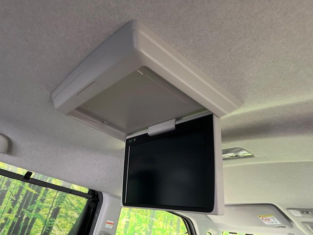【フリップダウンモニター】大画面モニターで後席でもエンタメをお楽しみいただけます。小さなお子様にも大人気の装備です♪