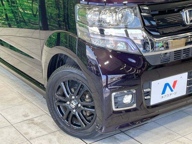 【HIDヘッドライト】非常に明るく前方を照らしてくれるので、悪天候や夜間の走行時も視界良好で安心してお乗りいただけます。