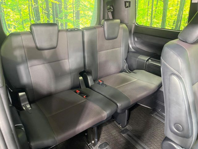3列目シートはもちろん状態良好☆大人でもゆったりと座って頂けますので、大人数でのお出かけもラクラクです♪ご家族で、気の知れた仲間で、ドライブに行くのが楽しみですね♪