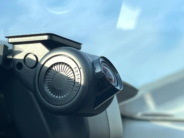 【ドライブレコーダー】安心・安全なカーライフに必須のドライブレコーダーを装備!走行中はもちろん、あおり運転や事故に遭遇した際の状況も映像で記録し、万一のリスクに備えます。