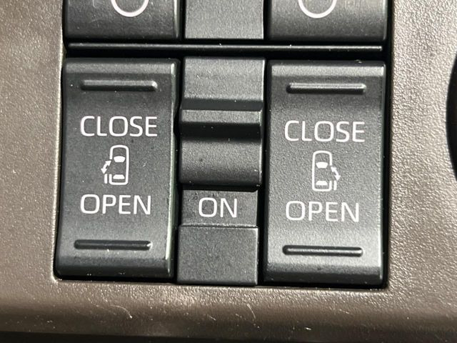 【両側パワースライドドア】スマートキーや運転席のスイッチで後席両側スライドドアの開閉が可能♪電動だから力を入れてドアを開ける必要が無く、小さなお子様でも簡単に開け閉めでき快適です♪