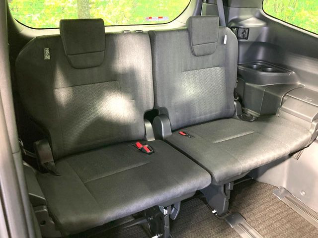 3列目シートはもちろん状態良好☆大人でもゆったりと座って頂けますので、大人数でのお出かけもラクラクです♪ご家族で、気の知れた仲間で、ドライブに行くのが楽しみですね♪