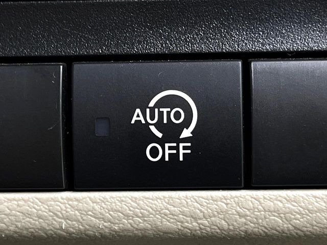 【アイドリングストップ】赤信号や渋滞で停車した際にエンジンを停止し、無駄な燃料の消費を抑えます。燃費向上や環境保護につなげる機能♪エンジンはブレーキを離せば再始動します。