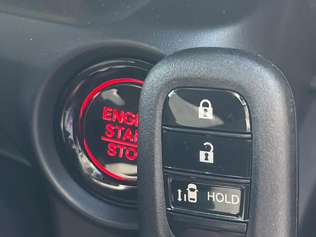 �yHonda�X�}�[�g�L�[�z�J�o����|�P�b�g�ɓ��ꂽ�܂܂ł��h�A�̎{���E�������\�ȃX�}�[�g�L�[�𑕔��B�G���W���̃I���E�I�t�����J�M�����o���K�v����������Ƃ��Ă��֗��ł���