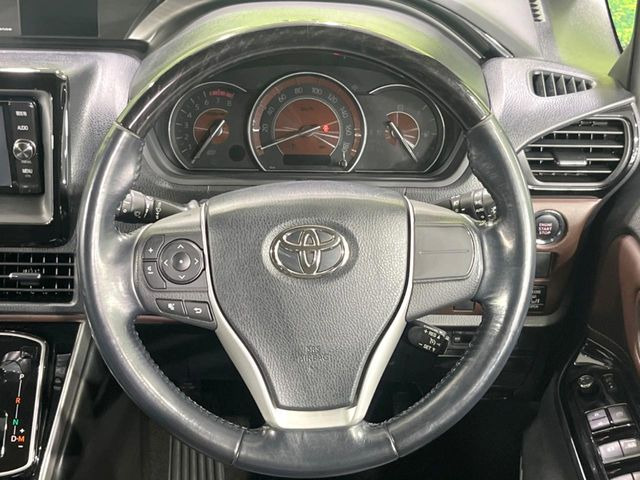 【ウッドコンビステアリング】高級感ある木目調パーツを採用した手に良く馴染むコンビハンドル。運転席廻りの雰囲気も一気に豪華になります!