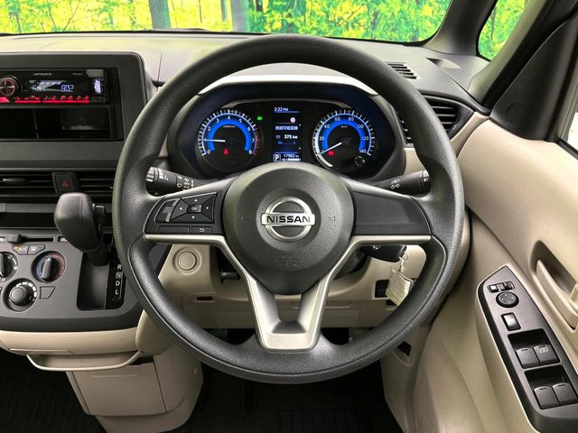 インテリアに合わせたデザインのステアリングは、運転される方のことも考え、運転しやすい形状、大きさです。是非一度、実際に触ってお確かめください。