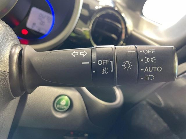 【オートライト】周りの明るさに応じて自動でヘッドライトの点灯・消灯ができる機能です!ライトの付け忘れ・消し忘れなどが無くなり、雨の日や夕方の走行も安心!トンネル通過時も便利ですね