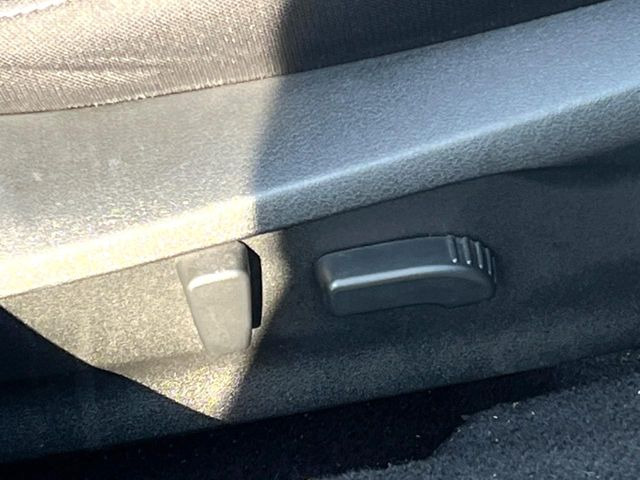 【パワーシート】スイッチ一つで簡単にシートの微調整が可能!電動だから力もいりません!快適なシートポジションにセットして、快適なドライブをお楽しみください。