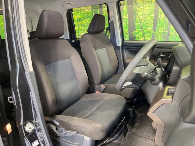 運転席まわりには十分なスペースがあり、大柄な方でもゆったり運転していただける環境です。