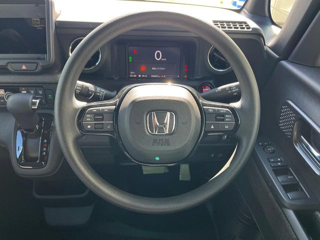�C���e���A�ɍ��킹���f�U�C���̃X�e�A�����O�́A�^�]�������̂��Ƃ��l���A�^�]���₷���`��A�傫���ł��B�����x�A���ۂɐG���Ă��m���߂��������B
