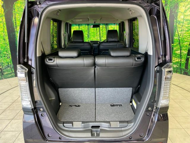 ラゲッジルームは、大容量のスペースを確保。普段のお買い物からレジャーまで、幅広く活躍してくれます!また、リアシートを倒すことでバリエーション豊かにお使いいただけます。