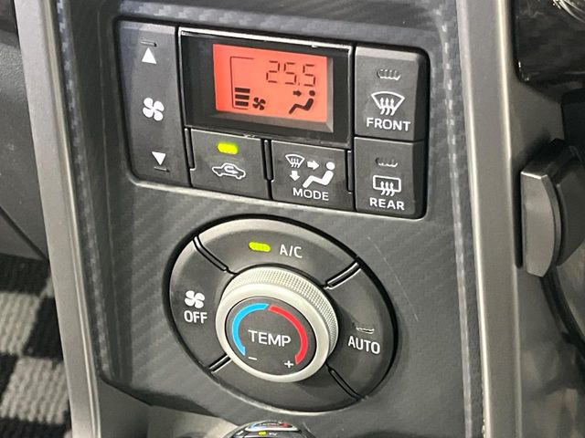 【オートエアコン】一度お好みの温度に設定すれば、車内の温度を検知し風量や温度を自動で調整。暑い…寒い…と何度もスイッチ操作をする必要はありません。快適な車内空間には必須の機能ですね♪