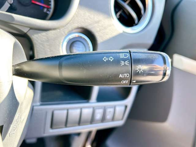 �y�I�[�g���C�g�z�ԊO�̖��邳�����m���āA�����I�Ƀw�b�h���C�g��_�����Ă���܂���g���l���𑖍s����ۂɂ��A�����I�ɓ_�����Ă���ĕ֗��ȑ�����1�ł���