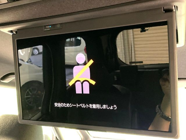 【フリップダウンモニター】大画面モニターで後席でもエンタメをお楽しみいただけます。小さなお子様にも大人気の装備です♪