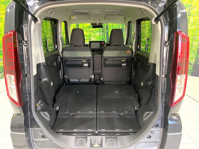 ���i�̂���������ʋ΁A���}���ɏ\���ȉ׎��X�y�[�X���m�ۂ��Ă���܂��B�Z�J���h�V�[�g��|���ƁA�傫�ȉו��̐ύڂ��\�ł���