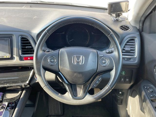 �C���e���A�ɍ��킹���f�U�C���̃X�e�A�����O�́A�^�]�������̂��Ƃ��l���A�^�]���₷���`��A�傫���ł��B�����x�A���ۂɐG���Ă��m���߂��������B