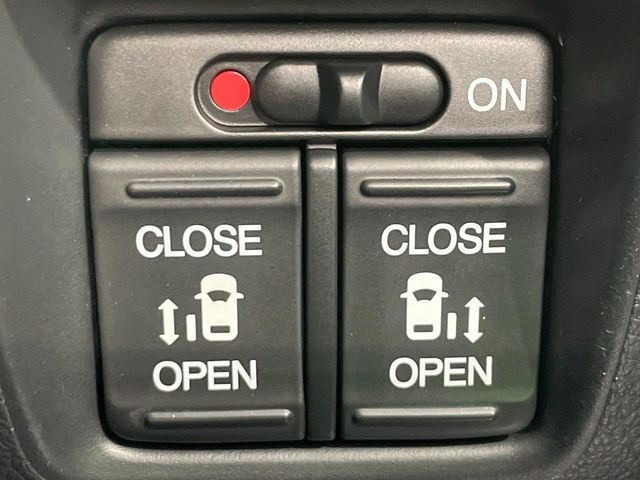 【両側パワースライドドア】スマートキーや運転席のスイッチで後席両側スライドドアの開閉が可能♪電動だから力を入れてドアを開ける必要が無く、小さなお子様でも簡単に開け閉めでき快適です♪